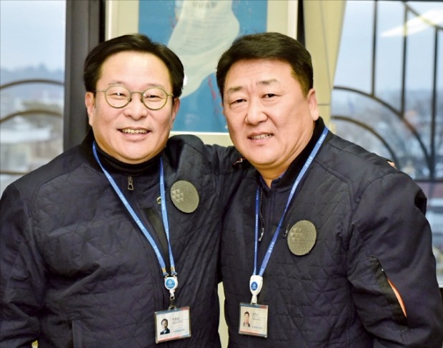 박동문 코오롱인더스트리 사장(왼쪽)과 김연상 노조위원장이 28일 ‘노사 상생동체’를 선언한 뒤 어깨동무하고 있다. 코오롱인더스트리 제공