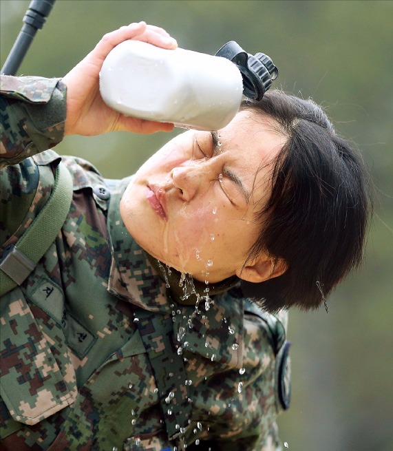 화생방 훈련 중인 육군3사 여생도