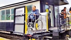 곡성 기차마을 증기기관차에 설치된 장애인용 리프트. 곡성군 제공