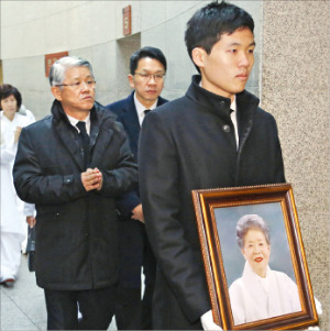 고(故) 최종건 SK그룹 창업주 부인 노순애 여사의 발인식이 31일 경기 수원 연화장에서 치러졌다. 노 여사의 둘째아들인 최신원 SKC 회장(왼쪽 첫 번째)과 셋째아들 최창원 SK케미칼 부회장(두 번째)이 연화장 안에 있는 승화원으로 들어서고 있다. SK그룹 제공