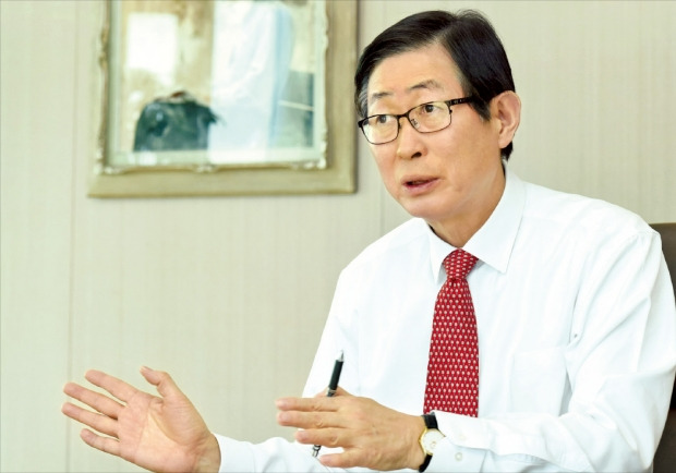 조환익 한국전력 사장은 31일 한국경제신문과의 인터뷰에서 “에너지신산업은 한국의 새로운 성장동력이 될 것”이라며 “에너지 신시장 창출로 한전의 혁신을 이루겠다”고 말했다. 한국전력 제공