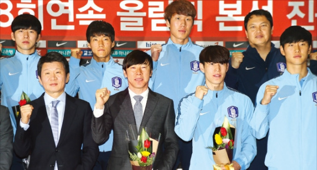 카타르 도하에서 열린 2016 AFC U-23 챔피언십에서 준우승을 차지한 올림픽 축구 대표팀이 31일 오후 인천국제공항으로 귀국했다. 정몽규 대한축구협회장(앞줄 왼쪽 첫 번째)과 신태용 감독(두 번째)을 비롯한 선수단이 파이팅을 외치고 있다. 연합뉴스