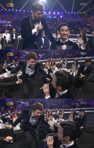 &#39;KBS 연기대상&#39; 전현무, 김수현의 요들송에 맞춰 막춤 작렬