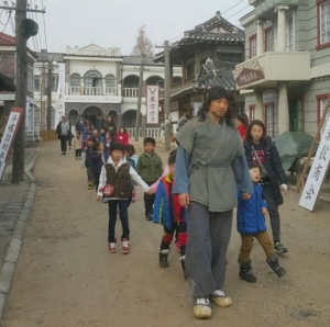 &#39;장영실&#39; 송일국, 일일 가이드로 변신 &#34;나를 따르라&#34;