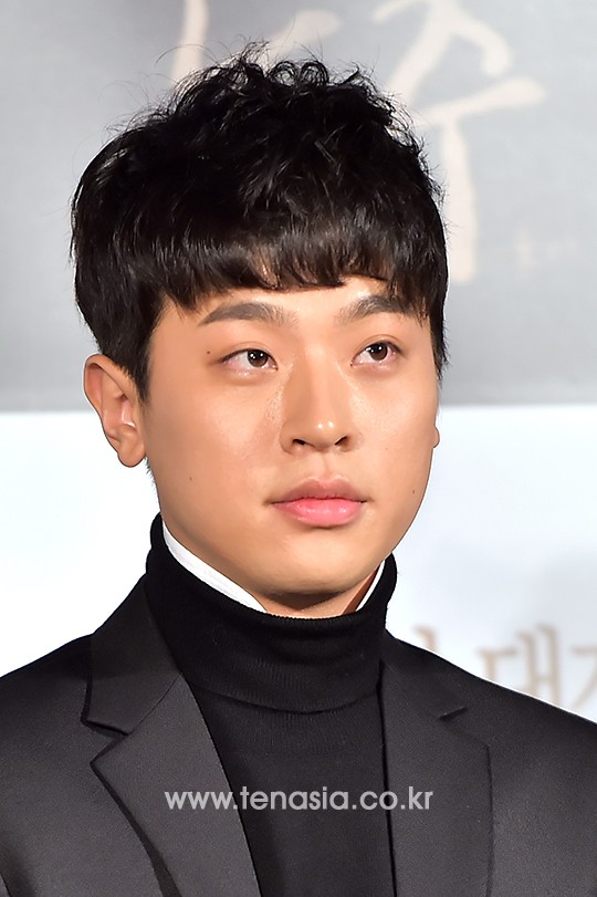 TENPHOTO 배우 박정민 이준익 감독이 극찬한 명품 연기력의 소유자동주 | 텐아시아
