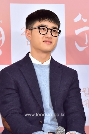 [TENPHOTO] 도경수, 뿔테안경으로 &#39;모범생 스타일 완성&#39;(순정)