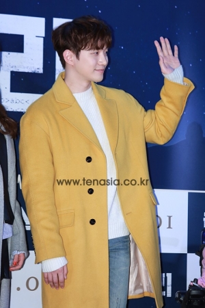 [TENPHOTO] 2PM 준호, 노란색 코트 입고 아이돌의 상큼함 물씬 (로봇,소리)