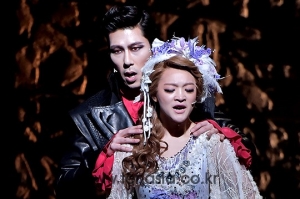 [TENPHOTO] 박은석 이예은, 오싹한 드라큘라들의 세계(드라큘라 프레스콜)