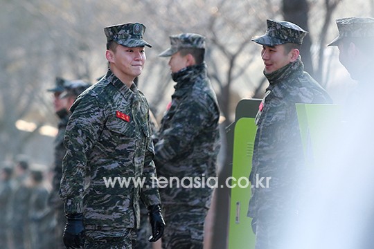 윤시윤, '전역을 명 받았습니다'…사진으로 보는 눈물의 전역 현장