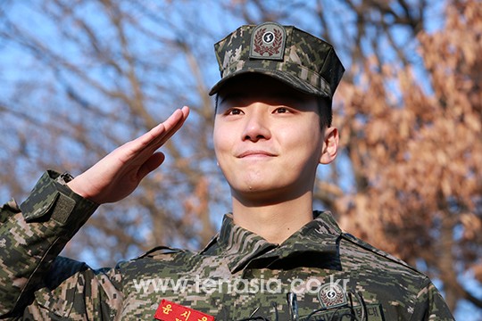 윤시윤, '전역을 명 받았습니다'…사진으로 보는 눈물의 전역 현장