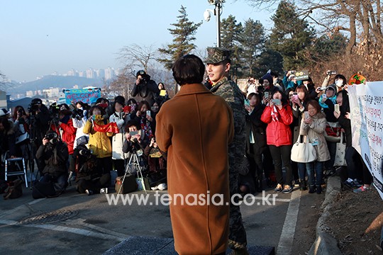 윤시윤, '전역을 명 받았습니다'…사진으로 보는 눈물의 전역 현장