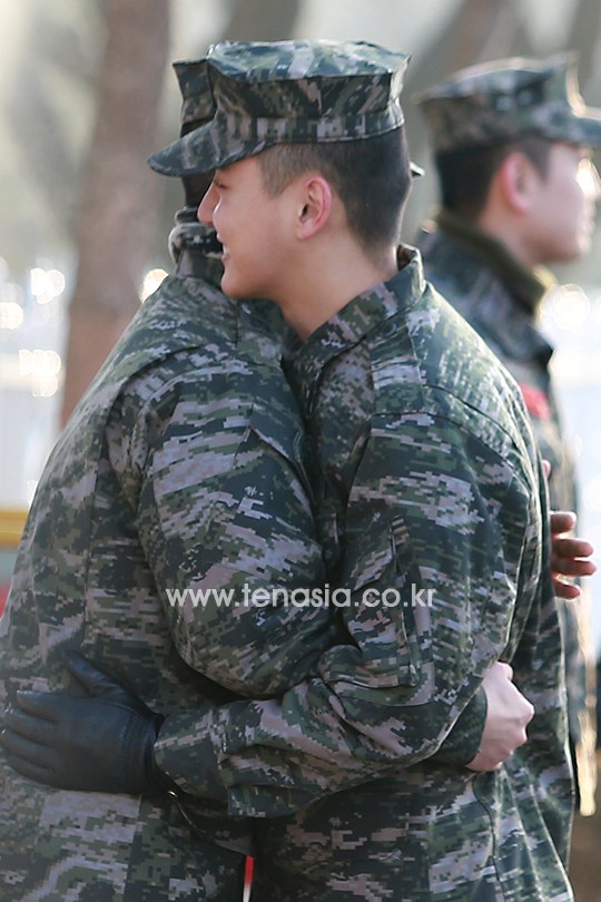 윤시윤, '전역을 명 받았습니다'…사진으로 보는 눈물의 전역 현장