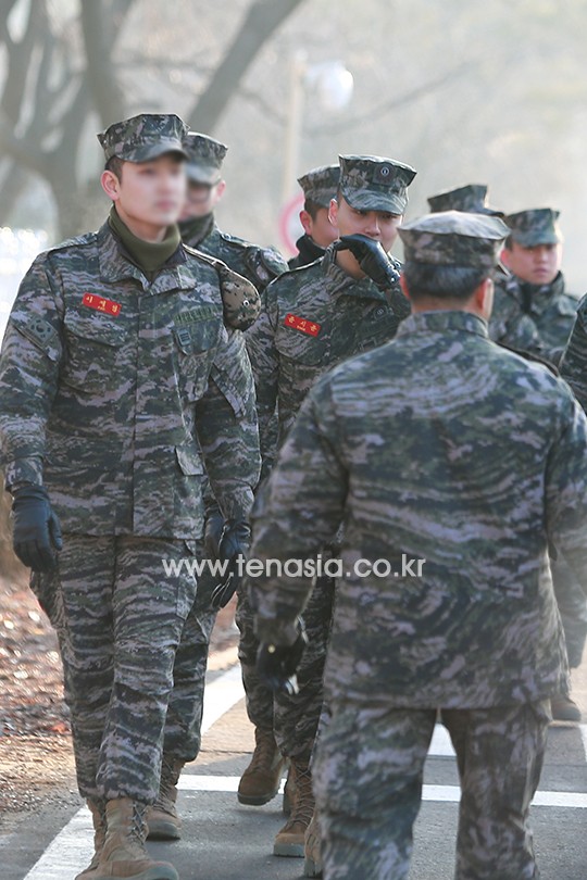 윤시윤, '전역을 명 받았습니다'…사진으로 보는 눈물의 전역 현장