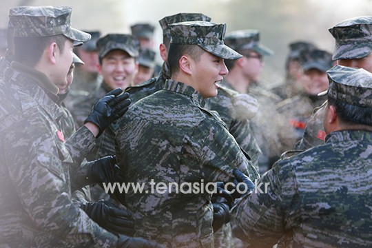 윤시윤, '전역을 명 받았습니다'…사진으로 보는 눈물의 전역 현장