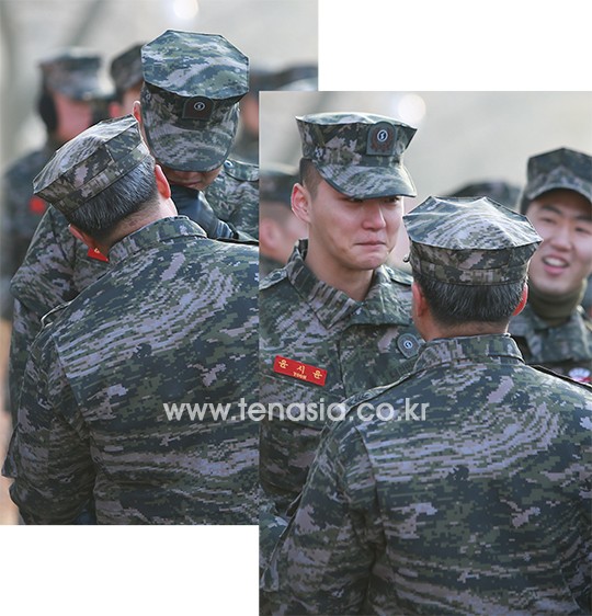 윤시윤, '전역을 명 받았습니다'…사진으로 보는 눈물의 전역 현장