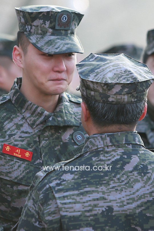 윤시윤, '전역을 명 받았습니다'…사진으로 보는 눈물의 전역 현장