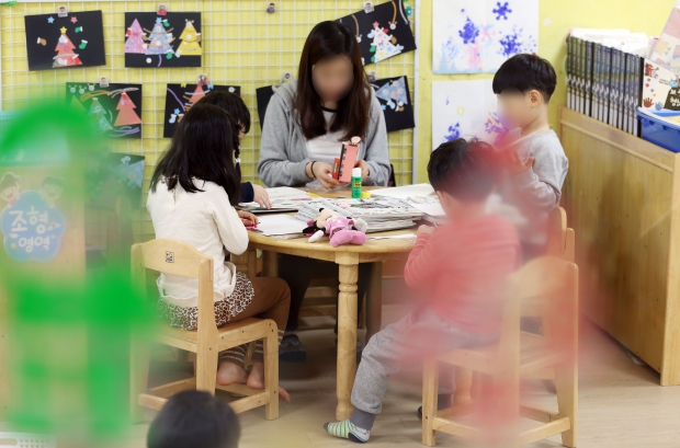 방학 마치고 문 연 유치원·어린이집…속타는 학부모들