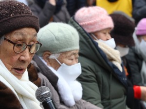 위안부 할머니들 "한일합의 무효…10억엔 안 받는다"