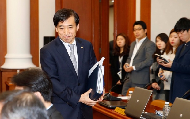 이주열 한은총재가 14일 오전 서울 중구 한국은행에서 금융통화위원회를 열기위해 회의장으로 들어오고 있다.연합뉴스