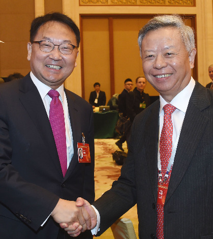유일호 부총리 겸 기획재정부 장관(왼쪽)이 16일 중국 베이징 댜오위타이에서 열린 아시아인프라투자은행(AIIB) 창립총회에서 진리췬 초대 AIIB 총재와 악수하고 있다. 기획재정부 제공