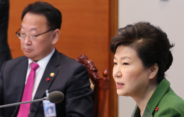 (서울=연합뉴스) 백승렬 기자 = 박근혜 대통령이 19일 청와대에서 열린 영상국무회의를 주재하고 있다. 
