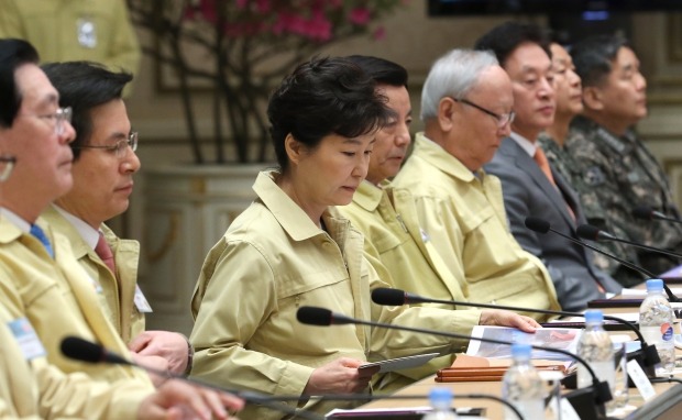 박근혜 대통령이 21일 오전 청와대에서 열린 제49차 중앙통합방위회의에서 자료를 보고 있다. 연합뉴스