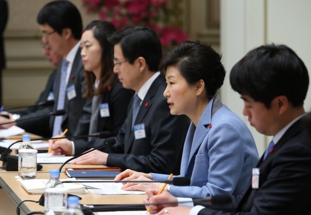 박근혜 대통령이 22일 오전 청와대에서 열린 외교안보분야 업무보고에서 모두발언하고 있다.   연합뉴스