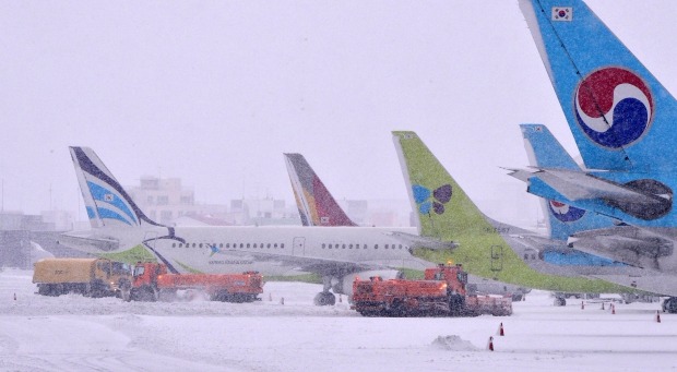  사상 초유의 제주공항 항공기 중단 사태가 3일째 이어진 25일 제주공항 활주로에서 제설작업이 이뤄지고 있다. / 한라일보 제공