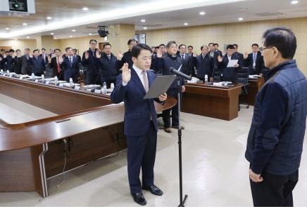 이영순 안전보건공단 이사장(사진 오른쪽)과 일선 기관장들이 2일 청렴한 업무수행을 위한 결의를 다지고 있다.
