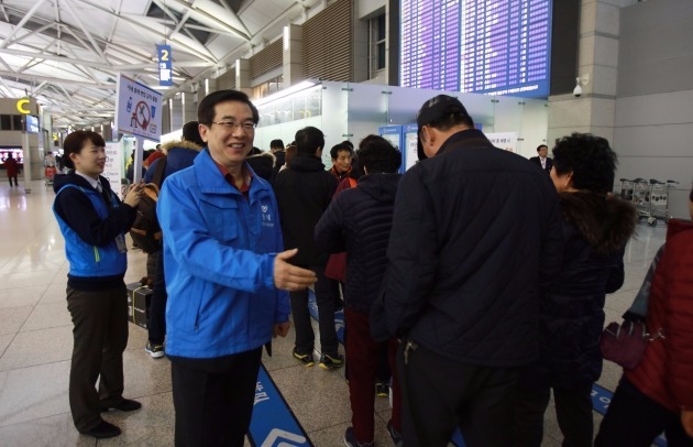 2월 9일 인천공항공사 정일영 사장과 직원들이 여객터미널에서 공항이용객에게 출국절차를 안내하고 있다.