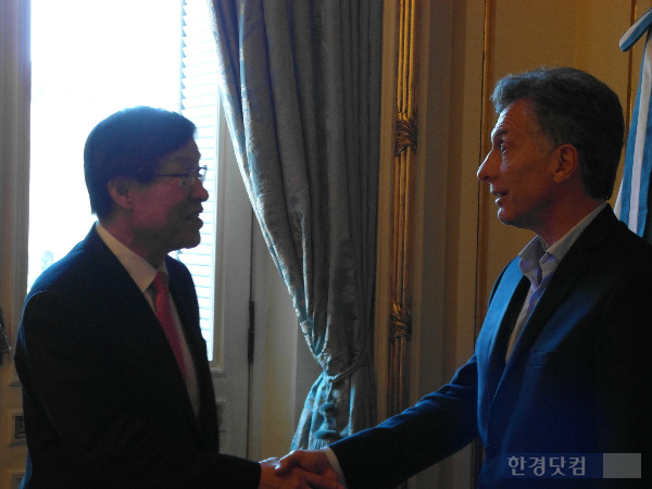 권오준 회장이 15일(현지시간) 아르헨티나 마크리 대통령을 만나는 모습. (사진=포스코 제공)