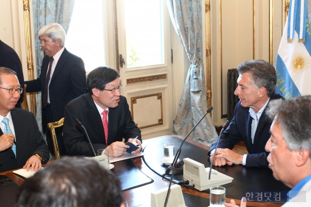 권오준 회장이 15일(현지시간) 아르헨티나 대통령궁에서 마크리 대통령과 회담을 갖는 모습. (사진=포스코 제공)