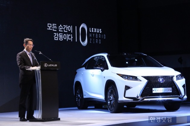 요시다 아키히사 한국도요타 사장이 17일 열린 기자간담회에서 렉서스 신형 RX 모델을 소개하고 있다. 사진=한국도요타 제공