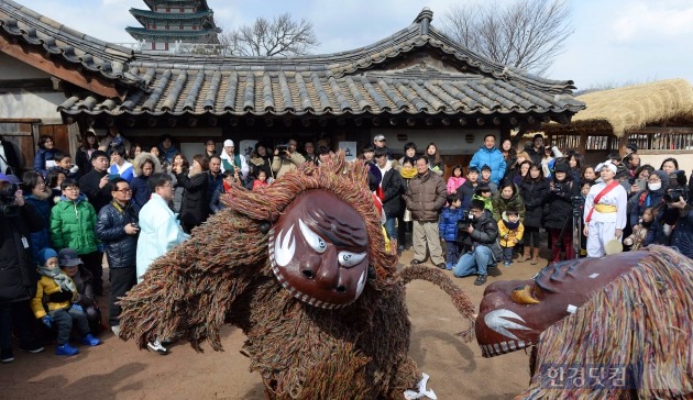 정월 대보름을 하루 앞둔 21일 전국 곳곳에서 다양한 행사가 펼쳐졌다. 사진=한국경제 DB