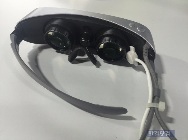 LG VR 360은 안경처럼 다리를 접을 수 있고 코 받침대가 있다. / 사진=박희진기자