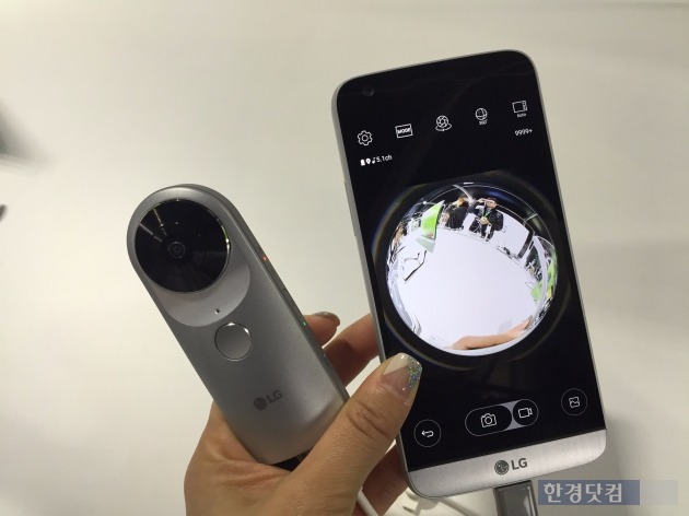 LG VR 캠을 G5와 연결한 모습. / 사진=박희진 기자