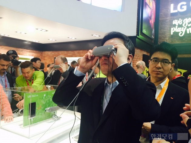 22일(현지시간) 오전 장동현 SK텔레콤 사장이 MWC 2016 LG전자 부스를 직접 방문해 LG '360 VR'을 체험하고 있다. / 사진=박희진 기자