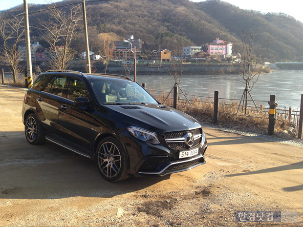 경기도 남양주시 오남호수공원에서 잠시 머물러 있는 벤츠 GLE 63 AMG. (사진=김정훈 기자)