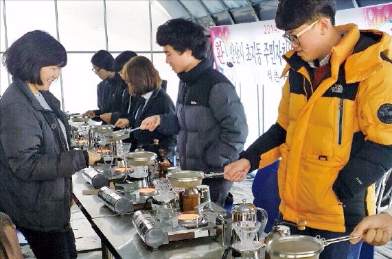 전남 고흥군 커피마을 방문객들이 농장에 마련된 체험장에서 커피가공 체험을 하고 있다. 고흥군 제공
 