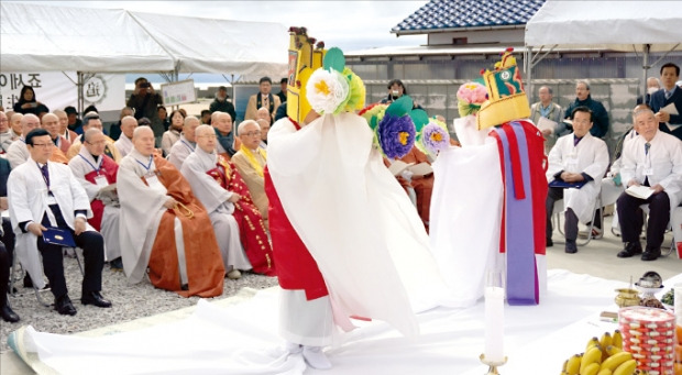 지난달 30일 일본 야마구치현 우베시 도코나미 해안에서 열린 ‘조세이탄광 수몰사고 희생자 위령제’에서 승려들이 범패(梵唄) 소리에 맞춰 바라춤과 나비춤을 추고 있다. 고재연 기자