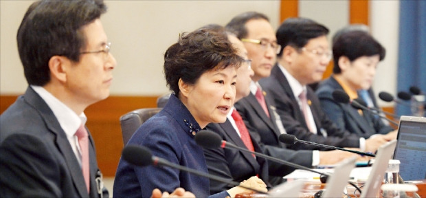 박근혜 대통령은 2일 청와대에서 국무회의를 주재하고 기업활력제고 특별법, 서비스산업발전 기본법, 서민금융생활지원법, 민간투자법 등의 조속한 국회 통과를 촉구했다. 강은구 기자 egkang@hankyung.com