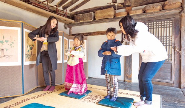 [즐거운 설] 경복궁서 온돌 체험…온 가족 윷점…'민속놀이 뷔페' 푸짐하네