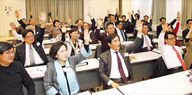 특화된 커리큘럼으로 차별화한 대학의 최고위과정이 늘고 있다. 이화여대와 한국경제신문사가 공동 개설한 이화·한경 최고위창조경영과정(ACE아카데미)에서 수강생들이 수업을 듣고 있다. 이화여대 제공