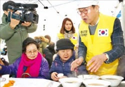 김태옥 통일희망나눔재단 이사장 '떡국나눔 봉사'