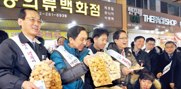 윤갑한 현대자동차 사장(왼쪽부터)과 김기현 울산시장, 김영구 현대차 노조 수석부지부장 등이 4일 울산 남구 신정시장을 찾아 재래시장 상품권으로 설 물품을 구입하고 있다. 현대차 제공