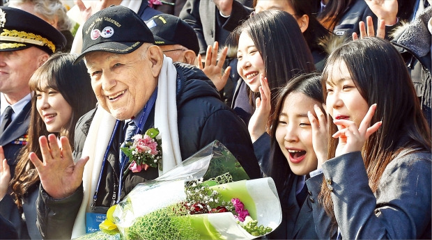 가평고 세운 미국 참전용사들…졸업식 찾아 '찰칵'