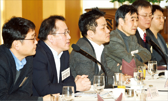 국가미래연구원 주최로 4일 서울클럽에서 열린 산업경쟁력 포럼에서 안경훈 얍컴퍼니 대표(왼쪽 두 번째)가 발언하고 있다. 강은구 기자 egkang@hankyung.com