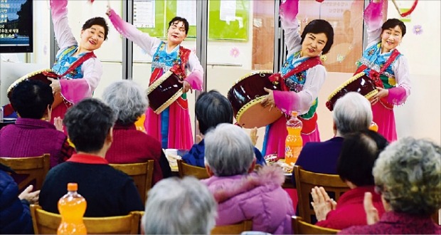 탈북자 출신 공연단 ‘통일아리랑예술단’이 5일 서울 상계동 시립양로원에서 장구를 치며 춤추고 있다. 허문찬 기자 sweat@hankyung.com