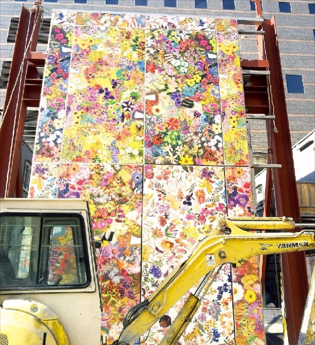 (주)센트럴시티가 신세계백화점 강남점 외벽에 설치해 오는 26일 공개하는 국내 최대 벽화 ‘환타지아’. 정우범 화백의 신작 이미지를 확대했다. 