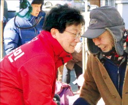 설 연휴를 앞둔 지난 6일 유승민 의원이 대구 동구 불로동 불로시장에서 장보러 나온 유권자들과 악수하며 인사하고 있다. 유승민의원 사무소 제공